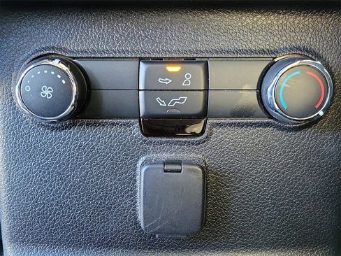 Used 2018 Ford Explorer XLT image 15