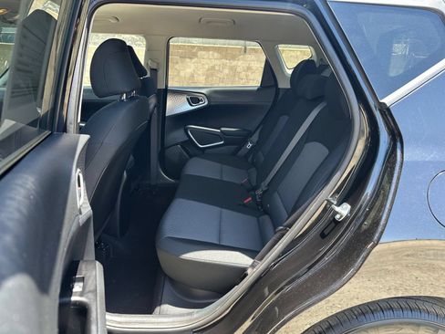 Used 2025 Kia Soul LX w/ LX Technology Package FWD image 23