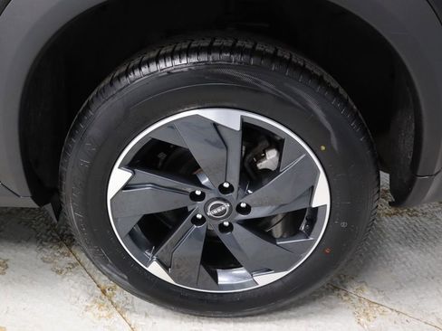 Certified 2025 Nissan Rogue SV image 18