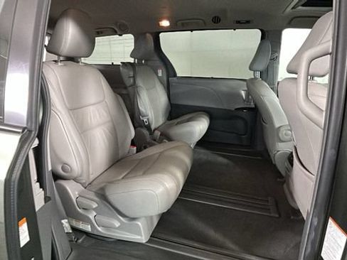 Used 2019 Toyota Sienna XLE FWD image 28