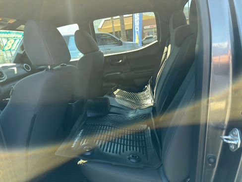 Used 2018 Toyota Tacoma TRD Sport w/ Technology Package image 18