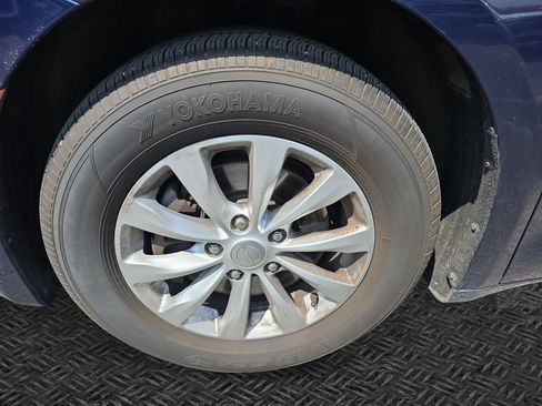 Used 2018 Chrysler Pacifica Touring-L FWD image 11
