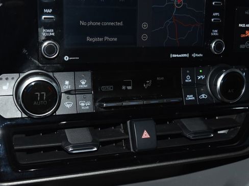 Used 2021 Toyota Highlander XLE image 12