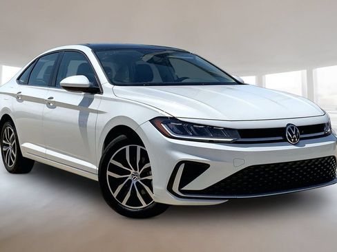 Certified 2025 Volkswagen Jetta SE w/ Sunroof Package FWD image 11