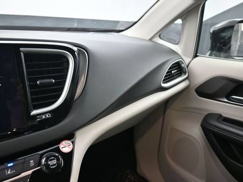 Used 2024 Chrysler Pacifica Touring-L FWD image 19