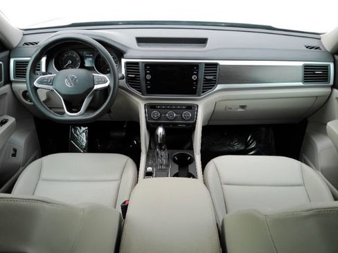 Used 2021 Volkswagen Atlas SE w/ Panoramic Sunroof Package FWD image 3