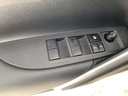 Used 2025 Toyota Corolla Cross XLE image 13