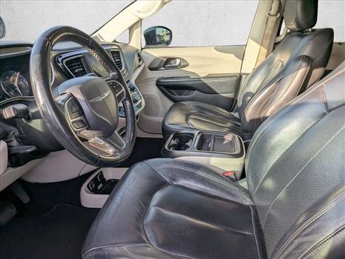 Used 2020 Chrysler Pacifica Touring-L image 16