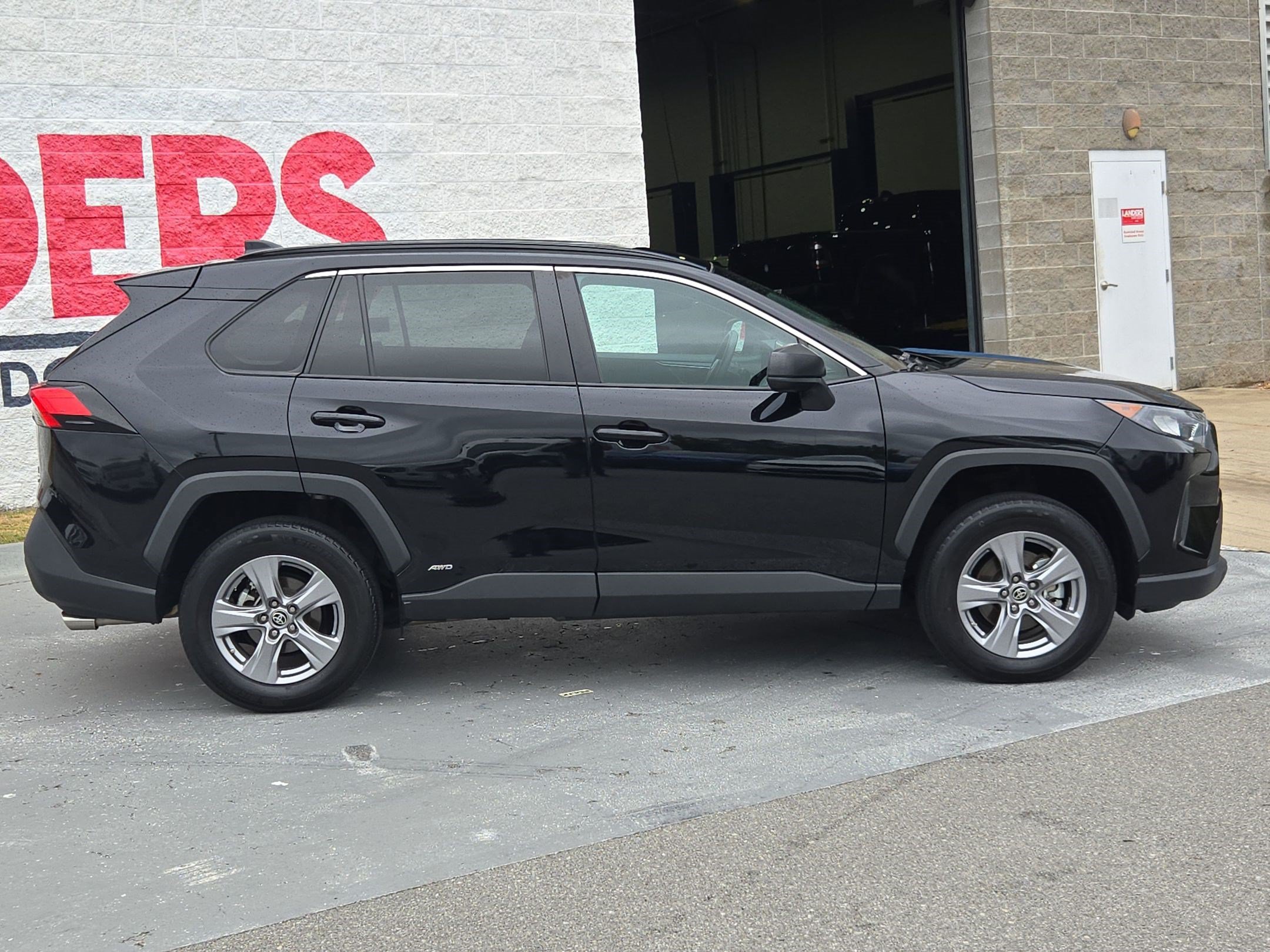 Used 2022 Toyota RAV4 LE AWD/4WD image 8