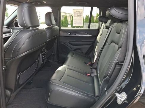 Certified 2025 Jeep Grand Cherokee Limited w/ Black Appearance Package image 10