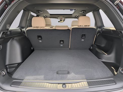 New 2025 Jeep Grand Cherokee Limited w/ Luxury Tech Group II RWD image 36
