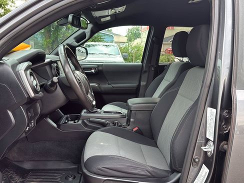Used 2021 Toyota Tacoma TRD Sport AWD/4WD image 9