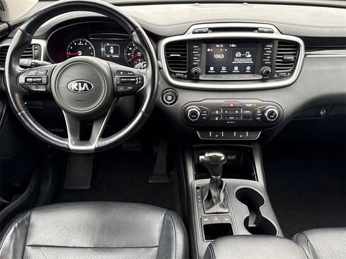 Used 2017 Kia Sorento LX w/ LX Convenience Package image 15