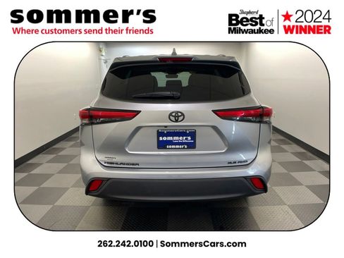 Used 2021 Toyota Highlander XLE image 4