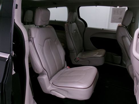 Used 2020 Chrysler Pacifica Limited image 10