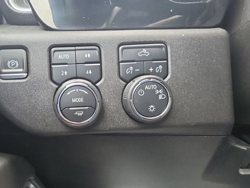 Used 2023 Chevrolet Silverado 1500 LT AWD/4WD image 11