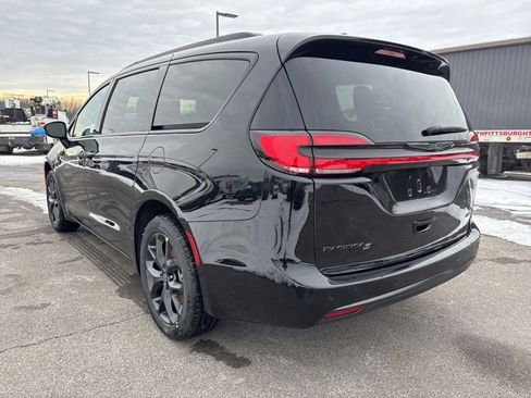 New 2026 Chrysler Pacifica Select w/ S Appearance Package image 5