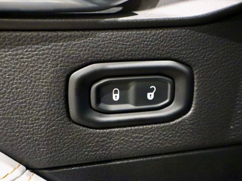 Used 2022 Jeep Wrangler Unlimited Sahara AWD/4WD image 22