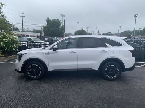 Used 2024 Kia Sorento S w/ Panoramic Sunroof Package FWD image 5