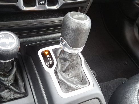 Used 2021 Jeep Wrangler Islander image 14