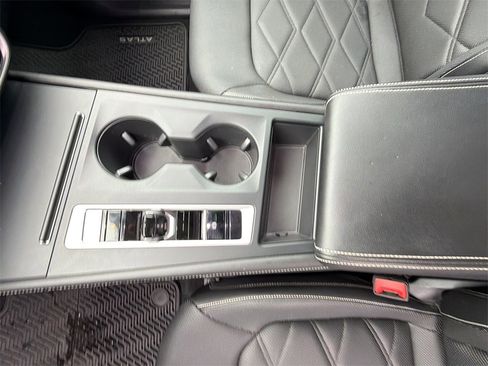 Used 2024 Volkswagen Atlas SE image 3