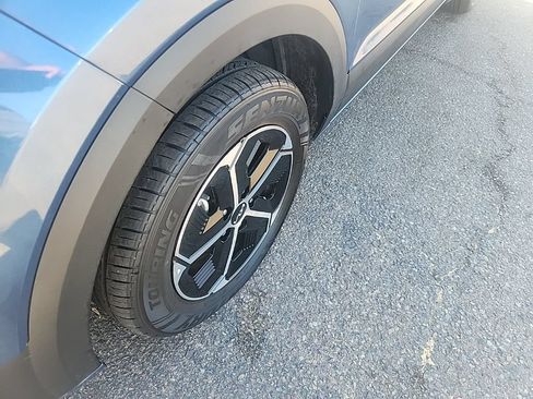 Certified 2024 Kia Niro EX FWD image 8