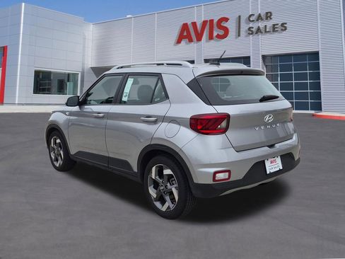 Used 2025 Hyundai Venue SEL FWD image 9