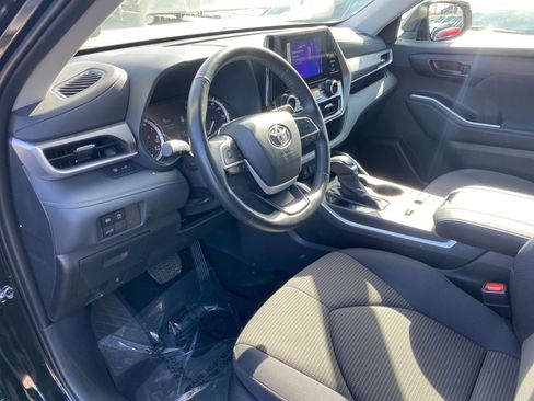 Used 2025 Toyota Highlander LE image 36