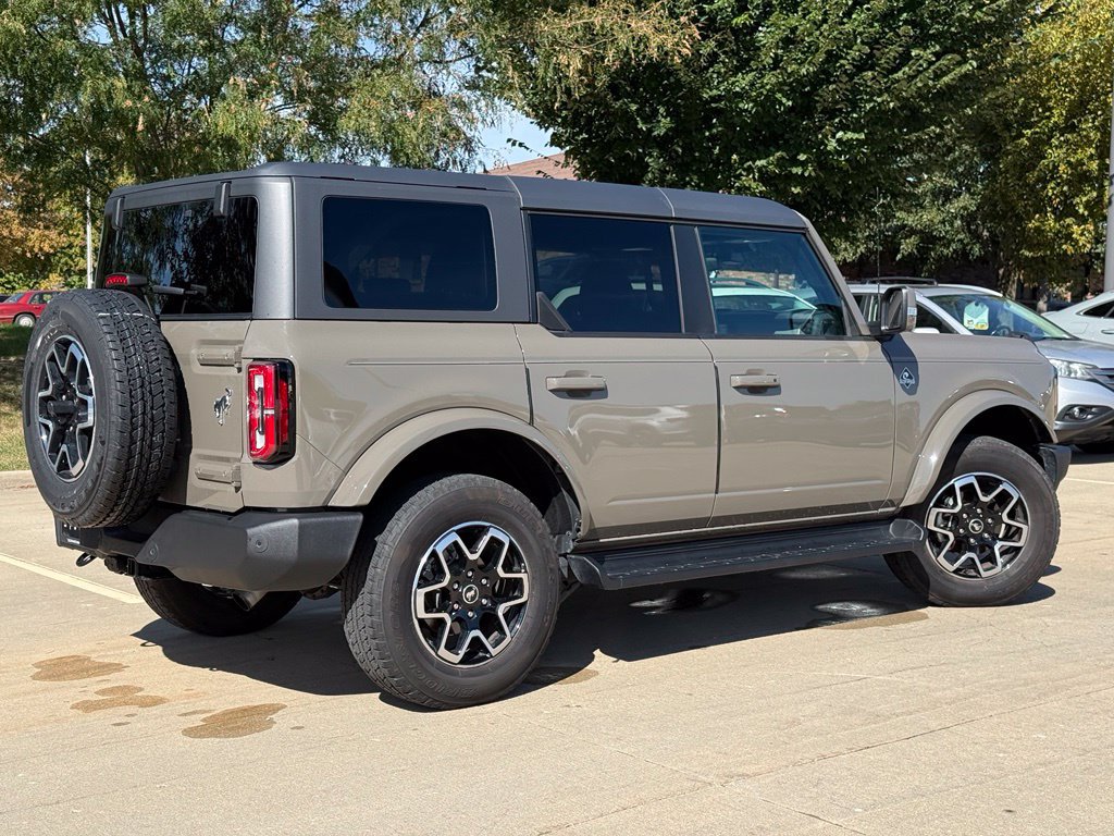 Used 2025 Ford Bronco Outer Banks AWD/4WD image 2