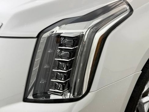Used 2018 Cadillac Escalade Luxury AWD/4WD image 13