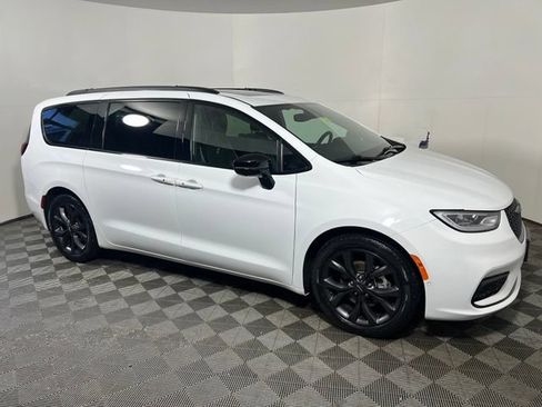 Certified 2023 Chrysler Pacifica Limited w/ Uconnect Theater Family Group FWD image 14