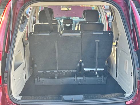 Used 2013 Chrysler Town & Country Touring FWD image 13
