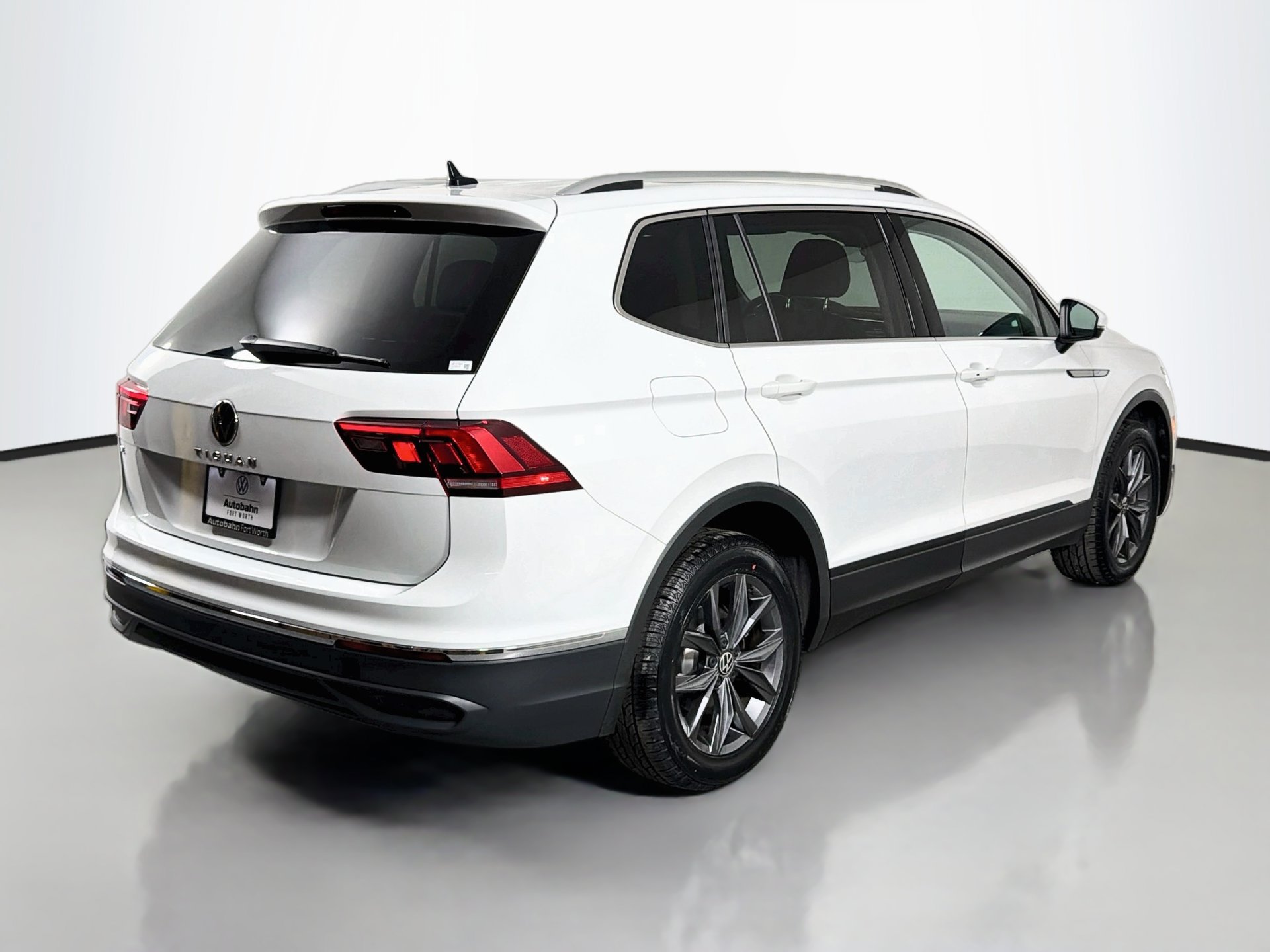 Used 2022 Volkswagen Tiguan SE w/ Panoramic Sunroof Package FWD image 5