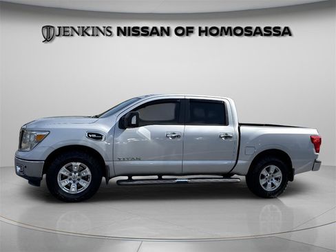 Certified 2017 Nissan Titan SV image 15