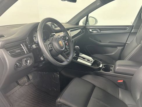 Certified 2025 Porsche Macan S AWD/4WD image 4