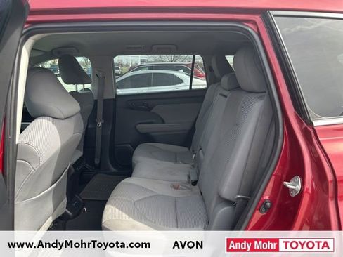 Used 2021 Toyota Highlander LE image 11