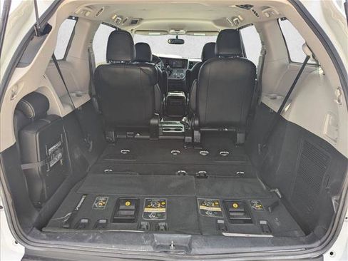 Used 2017 Toyota Sienna SE image 17