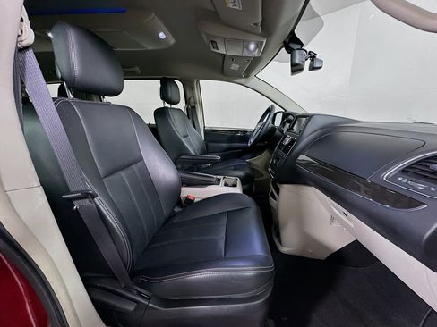 Used 2014 Chrysler Town & Country Touring FWD image 30