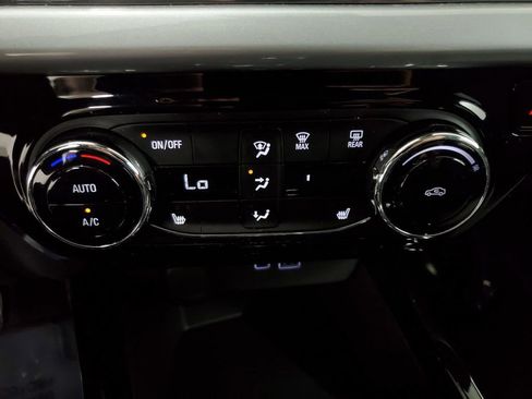 Used 2024 Chevrolet Trax LT w/ Driver Confidence Package FWD image 19