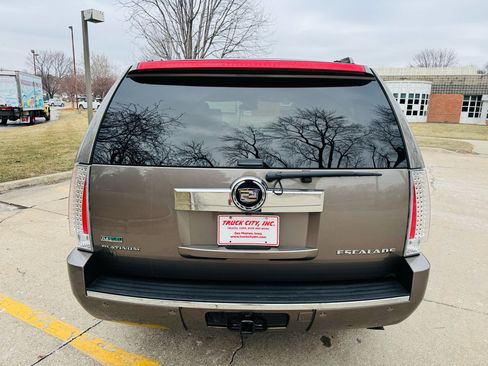 Used 2011 Cadillac Escalade Platinum image 4