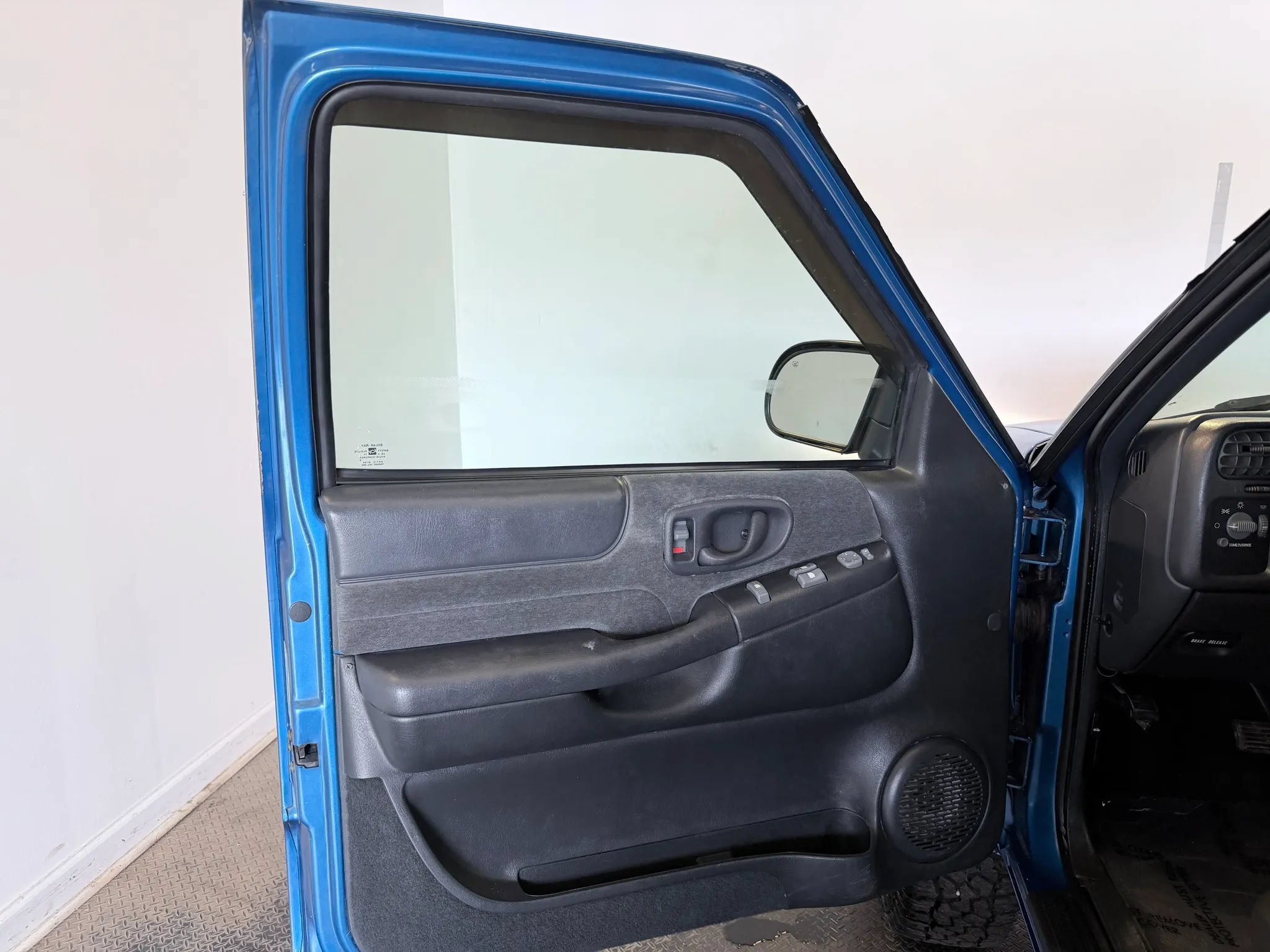 Used 2001 Chevrolet Blazer LS w/ Preferred Equipment Group AWD/4WD image 8