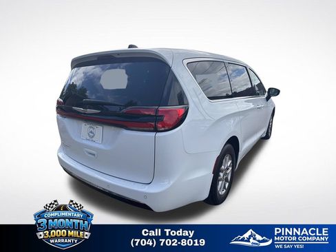 Used 2025 Chrysler Pacifica Select FWD image 4