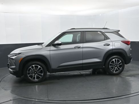 Used 2025 Chevrolet TrailBlazer LT w/ Driver Confidence Package image 2