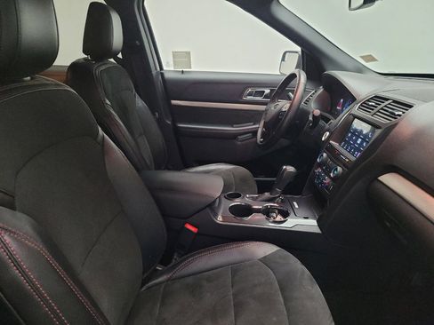 Used 2018 Ford Explorer XLT w/ Equipment Group 202A FWD image 21