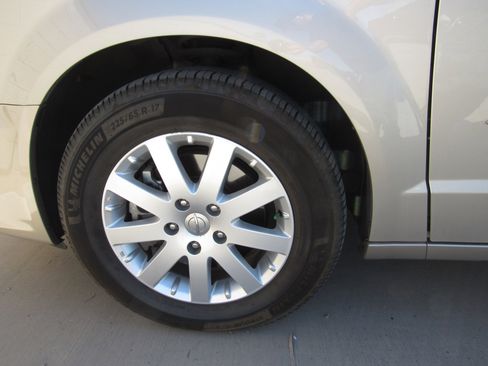 Used 2014 Chrysler Town & Country Touring image 5