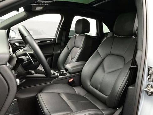 Certified 2025 Porsche Macan AWD/4WD image 5