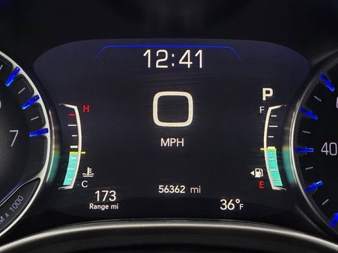 Used 2024 Chrysler Pacifica Touring-L image 4