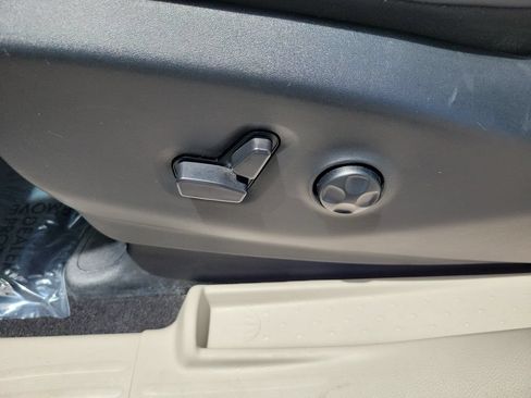 Used 2024 Chrysler Pacifica Touring-L FWD image 21