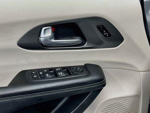Used 2024 Chrysler Pacifica Touring-L FWD image 15
