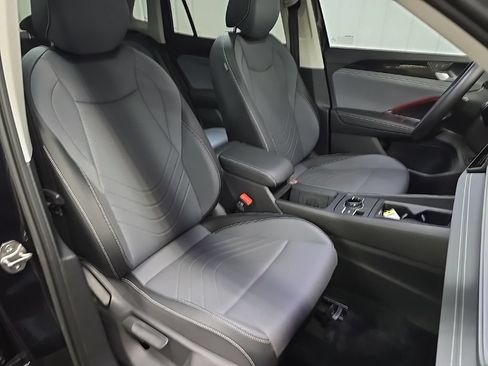 Used 2025 Volkswagen Tiguan SE w/ Panoramic Sunroof Package AWD/4WD image 15